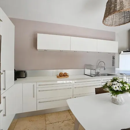Vakantiehuis Lovely In *